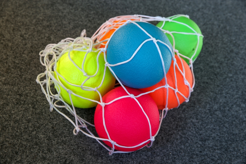 Verschiedenfarbige Bälle in einem Ballnetz