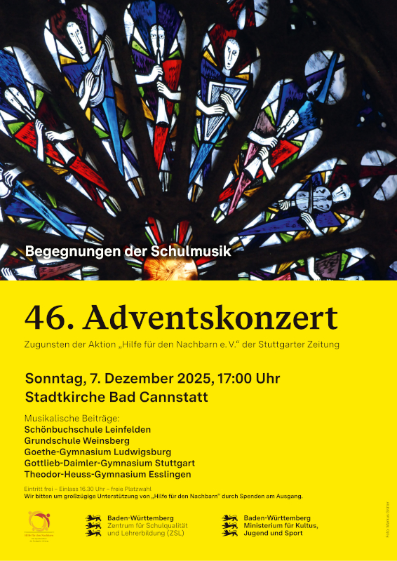 Ein kirchliches Fenster mit dem Termin für das Adventskonzert