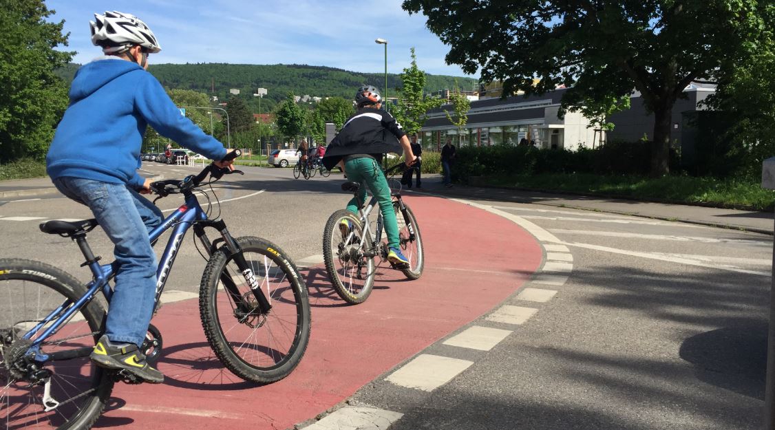 Kinder auf dem Weg zur Schule