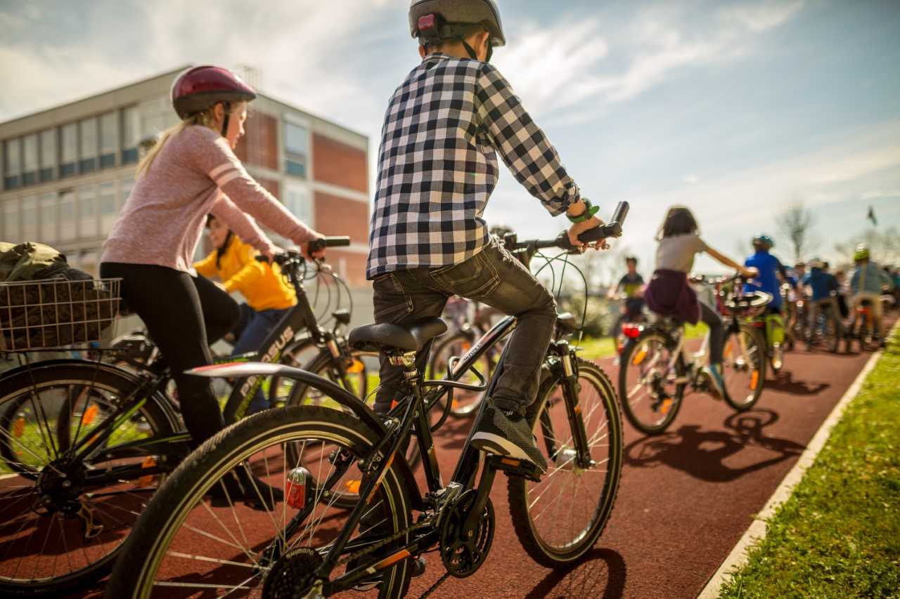 Fahrräder Schülerinnen und Schüler auf Fahrrädern