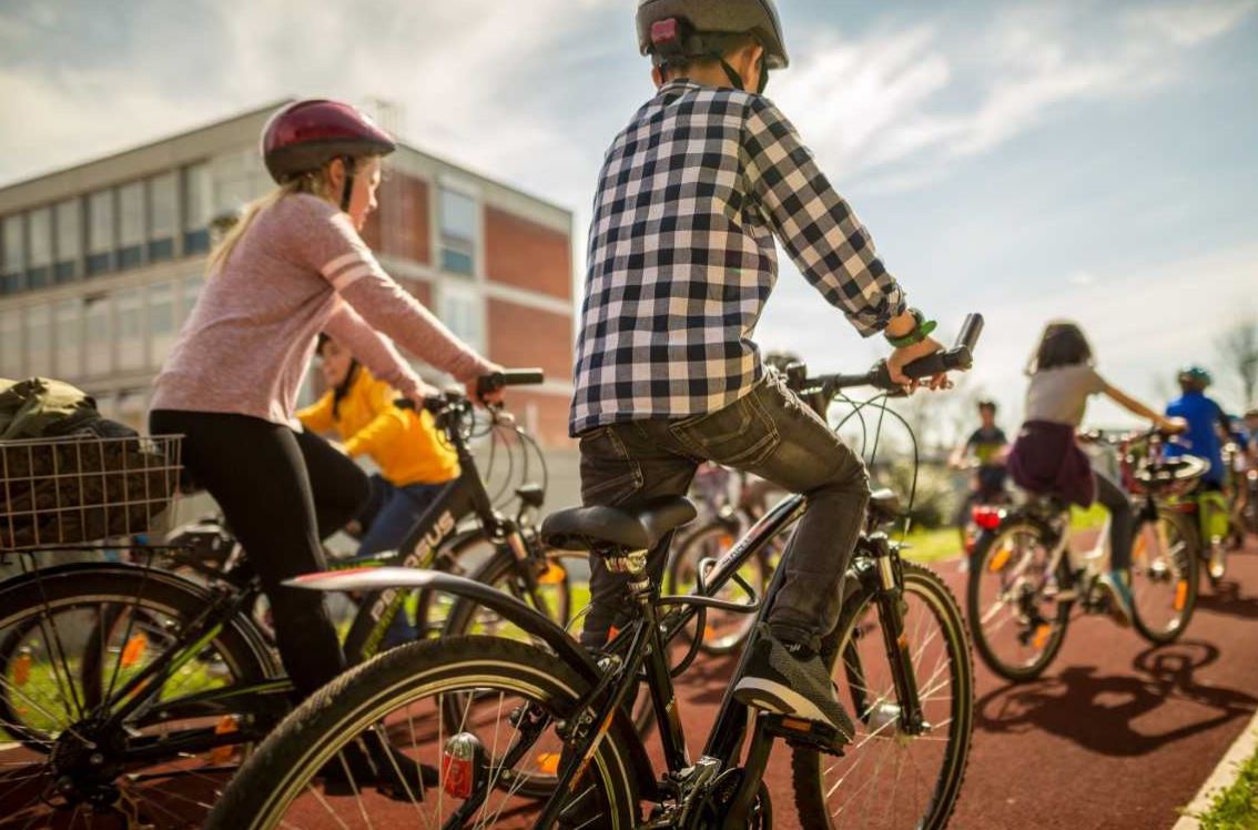Schülerinnen und Schüler auf Fahrrädern