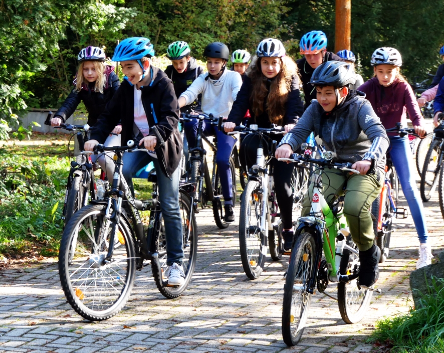 Schülerinnen und Schüler auf dem Fahrrad