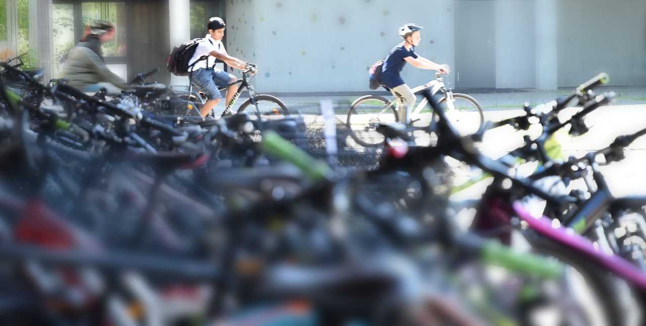 Schülerinnen und Schüler auf Fahrrädern